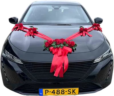 AUTODECO.NL - AMADA Trouwauto Versiering - Autodecoratie Huwelijk - Trouwerij - Bruiloft - Bloemen op de Motorkap - Rode Rozen met Linten