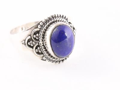 Bewerkte zilveren ring met lapis lazuli - maat 16
