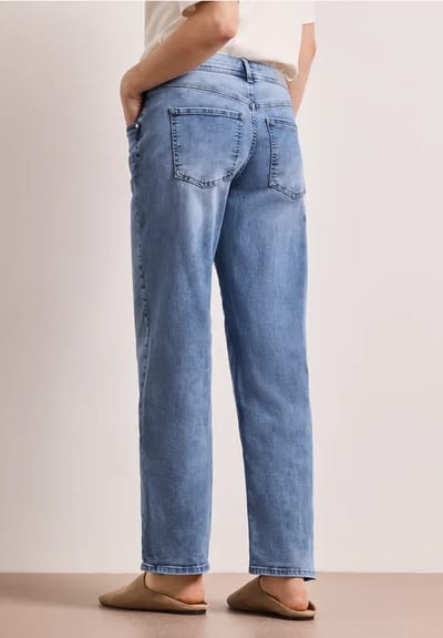 Mid Waist straight leg jeans in casual fit