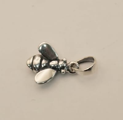 Zilveren hanger voor kinderen van een bij - leuke sterling zilveren hanger voor kinderen - kleine dieren hangertjes van 925 zilver - bedeltje wesp voor aan een ketting - kleine hanger voor aan ketting