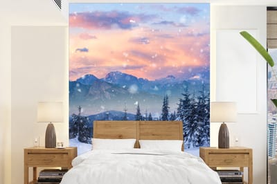 Behang - Fotobehang Sneeuw - Lucht - Bos - Winter - Breedte 205 cm x hoogte 280 cm