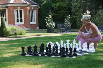 Groot Schaakspel - Buiten Spel - Tuin Entertainment - XL Koning 30cm - Kunststof Giga Groot - Zwart Wit