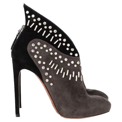 Alaïa Gelakte Versierde Hiel Enkellaarsjes in Grijs en Zwart Suède