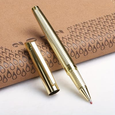 1 Stylo Signature Gravé Élégant Tout Métal avec Design Intriqué + 1 Recharge de Pointe Moyenne de Rechange - Expérience d'Écriture Fluide, Capuchon à Clipser doré