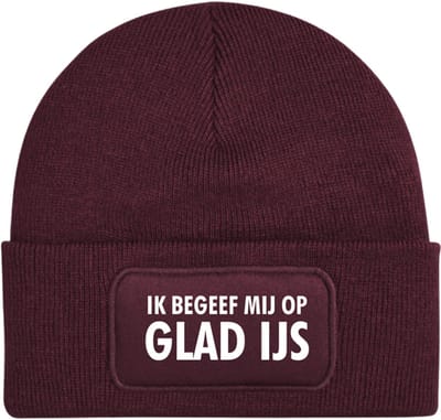 Ik begeef mij op glad ijs wintermuts burgundy | wit - soBAD. | Unisex | Skimuts | Muts | Kou | met grappige tekst | Winter | Beanie | Bordeaux rood