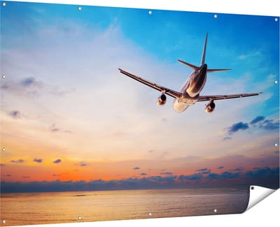 Gards Tuinposter Vliegtuig Boven de Zee bij Zonsondergang - 180x120 cm - Tuindoek - Tuindecoratie - Wanddecoratie buiten - Tuinschilderij