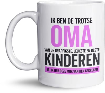 NietMokken.nl - Grappige Beker – Ik ben de trotse oma – Grappige mok voor oma – Leuk cadeau voor oma of grootmoeder – 325 ml keramiek – Aan beide zijden bedrukt – Vaatwasser- en magnetronbestendig