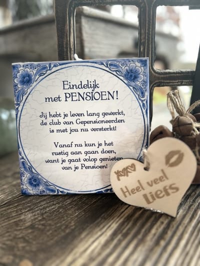 Creaties van Hier - Tegeltje Pensioen met houten hartje - 15 cm – Keramiek