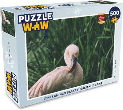 Puzzel Een flamingo staat tussen het gras - Legpuzzel - Puzzel 500 stukjes