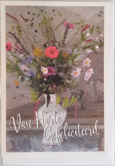Van harte gefeliciteerd! Een mooie wenskaart met diverse bloemen in een vaas in allerlei kleuren. Een leuke kaart om zo te geven of om bij een cadeau te voegen. Een dubbele wenskaart inclusief envelop en in folie verpakt.