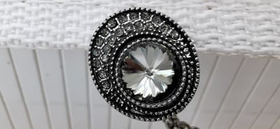 Vestsluiting - clip met dubbel ketting - ovaal - zwart-grote antraciet kristal - voor - vest - sjaal - omslagdoek in kleur antiek zilver look.
