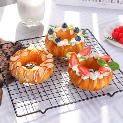 Allecto Plus - Kunstmatige Gebakken Goederen Set van 3 stuks voor Decoratie - Fake Cakedonuts en Fruitcake voor Bakkerijdecoratie en Familiefeest - Foto Rekwisieten