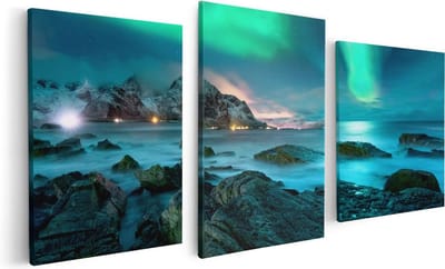 Artaza Canvas Schilderij Drieluik Noorderlicht boven het Water bij Rotsen - 120x60 cm - Wanddecoratie Woonkamer - Schilderijen - Muurdecoratie
