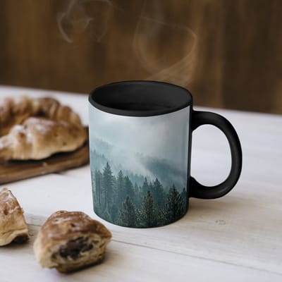 Magische Mok - Foto op Warmte Mokken - Koffiemok - Naaldwoud - Bergen - Mist - Magic Mok - Beker - 350 ML - Theemok