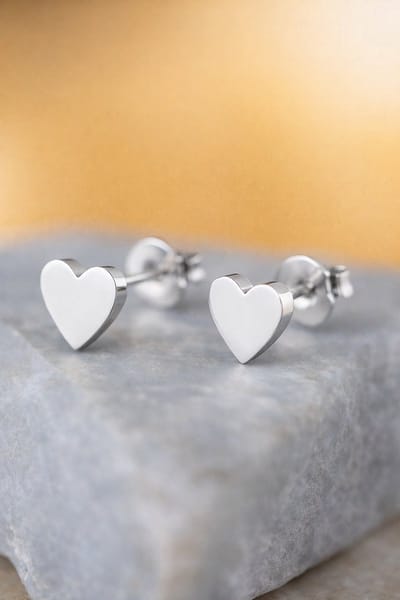 Lundholm Oorknopjes Dames Zilverkleurig Hart - Premium Stainless Steel Jewellery Zilver PVD Plated - Kleine Hartjes Oorbellen Zilver 5 mm - My Tweede Gaatje Oorknopjes plat - Vrouwen Cadeautjes - Kado Verpakking