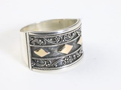 Traditionele bewerkte zilveren ring met 18k gouden decoraties - maat 17.5