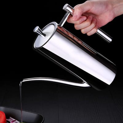 Dailygoods- Olijfoliedispenser 700 ml - Oliekan - Roestvrij Staal - Spiegelschoon - Deksel - Hoogwaardig Materiaal