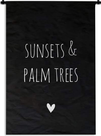 Wandkleed - Wanddoek - Engelse quote "Sunset & palm trees" met een hartje op een zwarte achtergrond - 120x180 cm - Wandtapijt