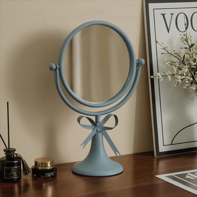 360° Roteerbare Cosmetische Spiegel met Licht Luxe IJzeren Frame Strik Kaptafel Reflector Eenvoudige Hoge Resolutie Bureau Staande Spiegel