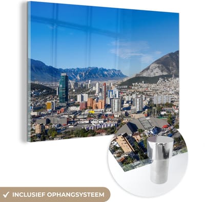 ® Glasschilderij 180x120 cm - Schilderij acrylglas - De bergketen van de Sierra Madre Oriental is overal in de Mexicaanse stad Monterrey te zien - Foto op glas - Muurdecoratie woonkamer - Wanddecoratie slaapkamer - Schilderijen