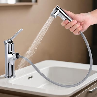 Verchroomde mengkraan voor wastafel met uittrekbare sproeier, geschikt voor warm en koud water, ideaal voor toiletten en wastafels