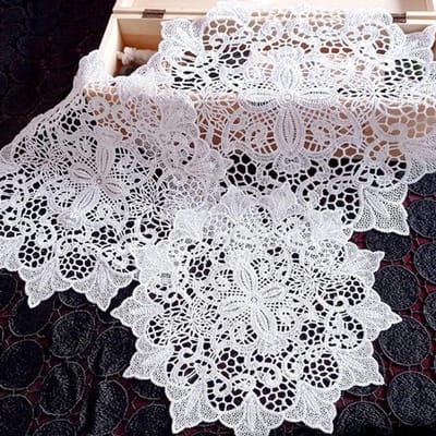 - Tafel placemat - Kant - Wit - Onderzetters - Gehaakt - Geschikt voor eetkamer - Ronde bloemenvorm - Bruiloft decoratie - 30 cm - Keuken - 4 stuks - Windgong
