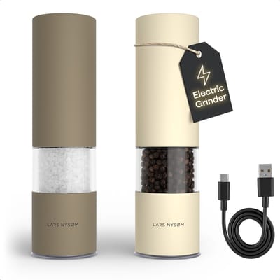 LARS NYSØM Elektrische Zout- en Pepermolen | Automatische Molen Set van Roestvrij Staal met Instelbare Keramische Maalwerk | USB-Oplaadbare Kruidenmolens met LED-verlichting (Taupe Brown/Almond Beige)