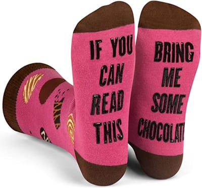 Malinsi® Grappige Sokken Chocolade - Bring me some Chocolate - Leuke AntiSlip Huissokken Dames & Heren - Gekke Cadeaus - Cadeautjes Volwassenen - Funny Socks - Vrolijke Slofsokken met Tekst - Cadeau voor Mannen & Vrouwen - Moederdag Geschenk