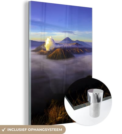 ® Glasschilderij 120x180 cm - Schilderij acrylglas - De ochtendmist trekt over het landschap van het Nationaal park Bromo Tengger Semeru in Indonesië - Foto op glas - Muurdecoratie woonkamer - Wanddecoratie slaapkamer - Schilderijen