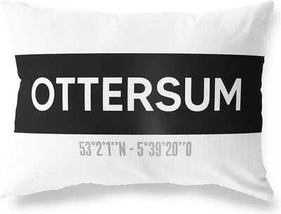 Tuinkussen OTTERSUM - LIMBURG met coördinaten - Buitenkussen - Bootkussen - Weerbestendig - Jouw Plaats - Studio216 - Modern - Zwart-Wit - 50x30cm