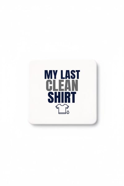 Grappige Was Quote Keramische Tegel – “Mijn Laatste Schone Shirt” Minimalistisch T-Shirt Design – Humoristische Decoratieve Wandtegel Cadeau
