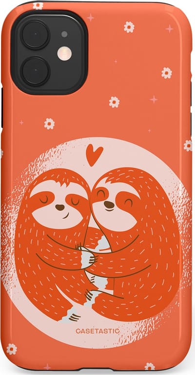 Casetastic Hoesje Geschikt voor Apple iPhone 11 - Stijlvolle Beschermende Duo-layer Case - Oranje Pastel Roze Liefdes Koppel Luiaard