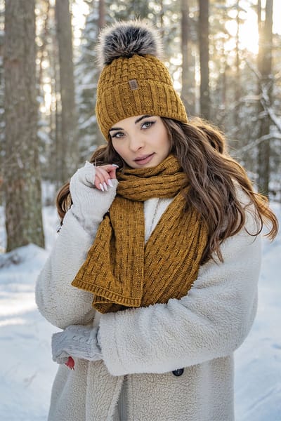 Vivisence Dames Winter Muts En Sjaal Set - Zachte Fleecevoering En Modieuze Brei Met Pompon Van Imitatiebont Antistatisch Voor Het Haar - Comfortabele Warmte En Draaggemak Op Koude Winterdagen - Donkergeel