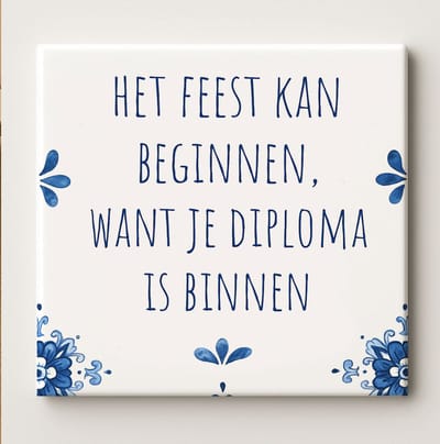 Het Feest Kan Beginnen, Want Je Diploma Is Binnen Keramische Tegel – 15x15cm Afstudeer Cadeautegel & Feestelijke Wanddecoratie