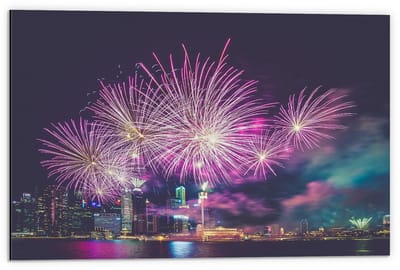Dibond - Vuurwerk boven de Stad  - 60x40cm Foto op Aluminium (Met Ophangsysteem)