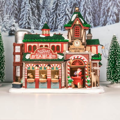 Lemax - 'Santa's Reindeer Stables' - Verlicht gebouw - Exclusief adapter (werkt ook op batterijen)