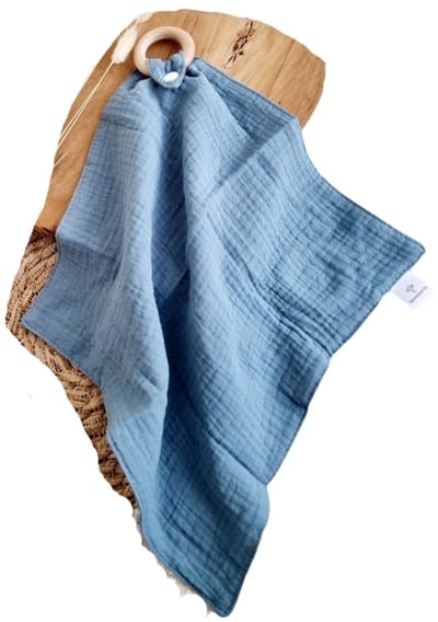 Hydrofiele Knuffeldoek Grijsblauw met Beukenhouten Bijtring – Zacht en Veilig voor Baby’s