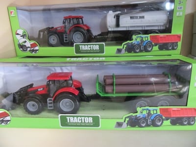 1:32 Tractor Met Aanhangwagen 52X11X15,5Cm ( word assorti geleverd)