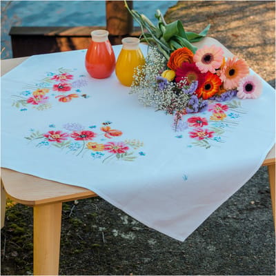 Vervaco - Tafelkleed kit Klaprozen en wilde bloemen - PN-0227437 - Borduren - Borduurpakket - Borduurpakket volwassenen - Borduurpakket kind