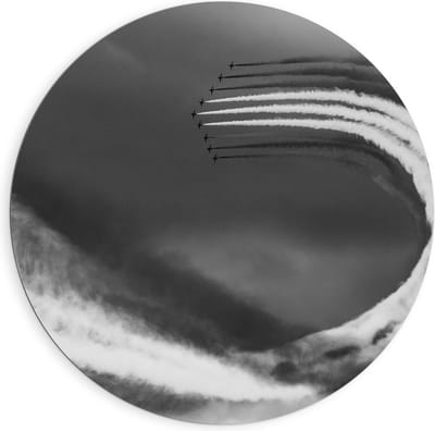 Dibond Wandcirkel - Vliegshow met Rook (zwart/wit) - 90x90cm Foto op Aluminium Wandcirkel (met ophangsysteem)