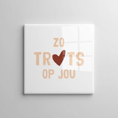 Moderne Liefde Quote Keramische Tegel – “Zo Trots Op Jou” met Hart Design – Minimalistische Woondecoratie – 15 × 15 cm
