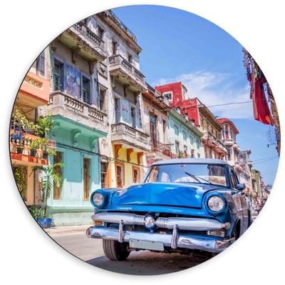 Dibond Wandcirkel - Blauwe Auto in Straat in Cuba - 60x60cm Foto op Aluminium Wandcirkel (met ophangsysteem)