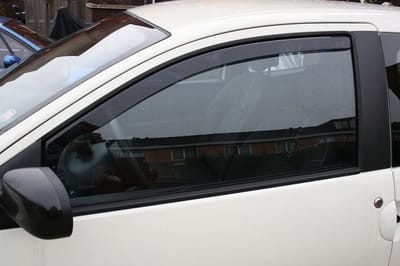 Zijwindschermen donker getint tbv Renault Twingo 3 deurs model VANAF 2007 pasvorm merk Team Heko
