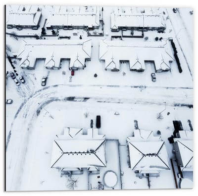 Dibond - Winterdorp (bovenaanzicht)  - 50x50cm Foto op Aluminium (Wanddecoratie van metaal)