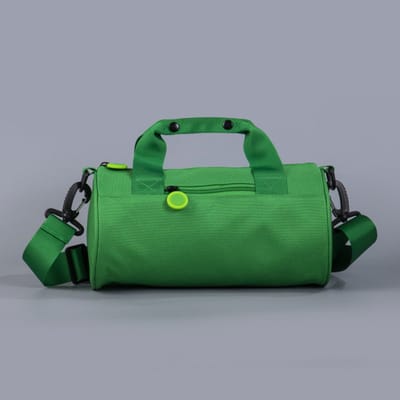 Kleine gembergele dames sporttas (27x14cm), waterdichte reistas met een apart vak voor natte kleding en een verstelbare schouderband. Geschikt voor workouts, de sportschool en weekendtrips.