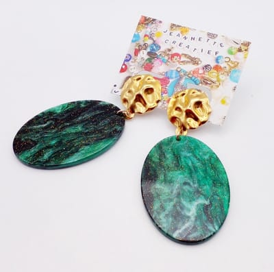 Jeannette-Creatief - Resin - Resin Deep Sea - Gouden oorbellen - Gouden Glitter oorbellen - Groene oorbellen - Gehamerde oorknoppen - Oorbellen dames - Dames oorbellen - Chique oorbellen - Sieraden - Emerald Green - Transformative Teal - Teal Green