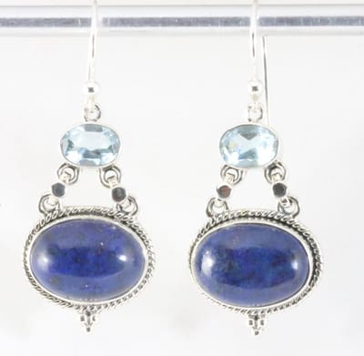 Bewerkte zilveren oorbellen met lapis lazuli en blauwe topaas