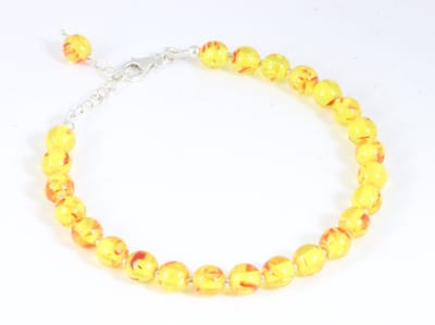 Armband van amber en zilveren kralen