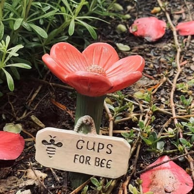 Bijen Watervoorziening Tuin - Handgemaakte Bloemvormige Bijenbadjes - Drinkbakken - Vogeldrinkbakken - Tuindecoraties - huisdieraccessoires - Buiten Voederstation voor Bijen en Vlinders met Gestructureerd Midden - 6.5x6.5x10cm