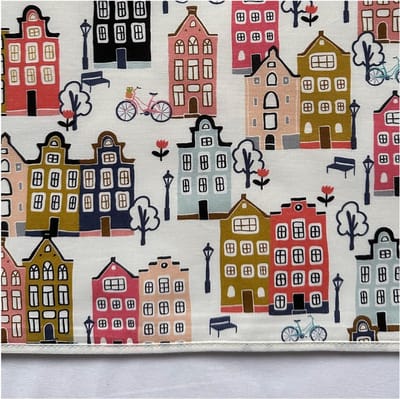 BINK Bedding Ledikantlaken Adam 100 x 150 cm - laken voor ledikant - lakentje - babylaken - print met huisjes - Hollandse huisjes - ecru - roze - peach - blue - grijs - mosterdgeel - laken met leuke print